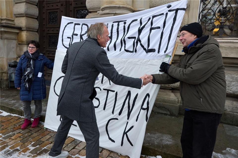 Der angeklagte Ex-Sportmoderator Gerhard Delling begrüßt Unterstützer seiner Lebensgefährtin Christina Block.Georg Wendt/dpa