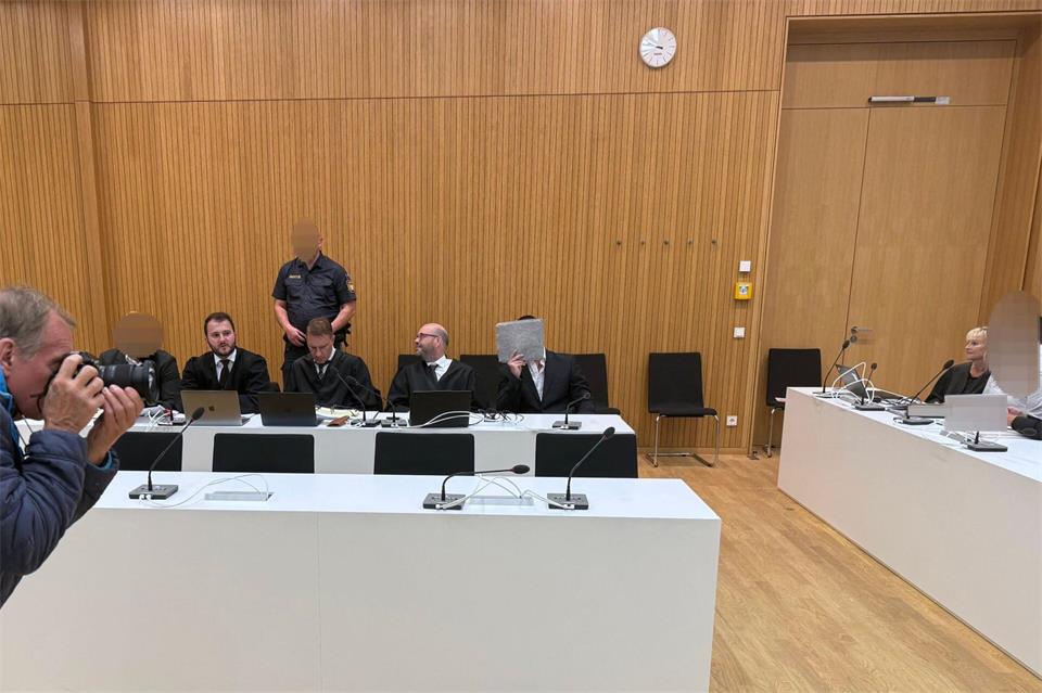 Der angeklagte Geistliche sitzt im weißen Hemd auf der Anklagebank. Britta Schultejans/dpa