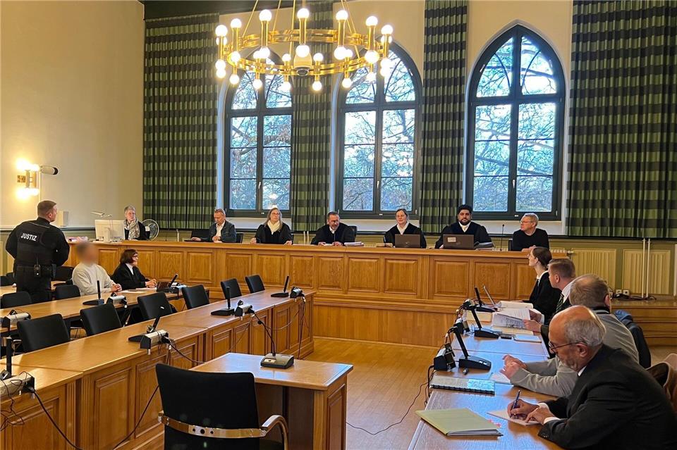 Der angeklagte Häftling ließ über seine Verteidigerin erklären, dass er sich zu einem späteren Zeitpunkt im Landgericht Stendal äußern wird. Er soll seine Ehefrau während eines Besuchs in einer sogenannten Liebeszelle in der Justizvollzugsanstalt Burg erwürgt haben.Christopher Kissmann/dpa