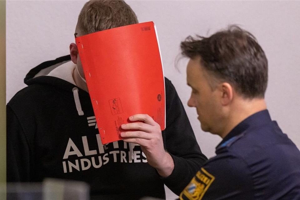 Der angeklagte Krankenpfleger aus Dorsten wird zum Prozess-Auftakt von Justizbeamten in den Gerichtssaal geführt. Der Mann soll im Münchner Klinikum Rechts der Isar zwei Patienten getötet haben. Er ist außerdem wegen sechs Mordversuchen angeklagt.