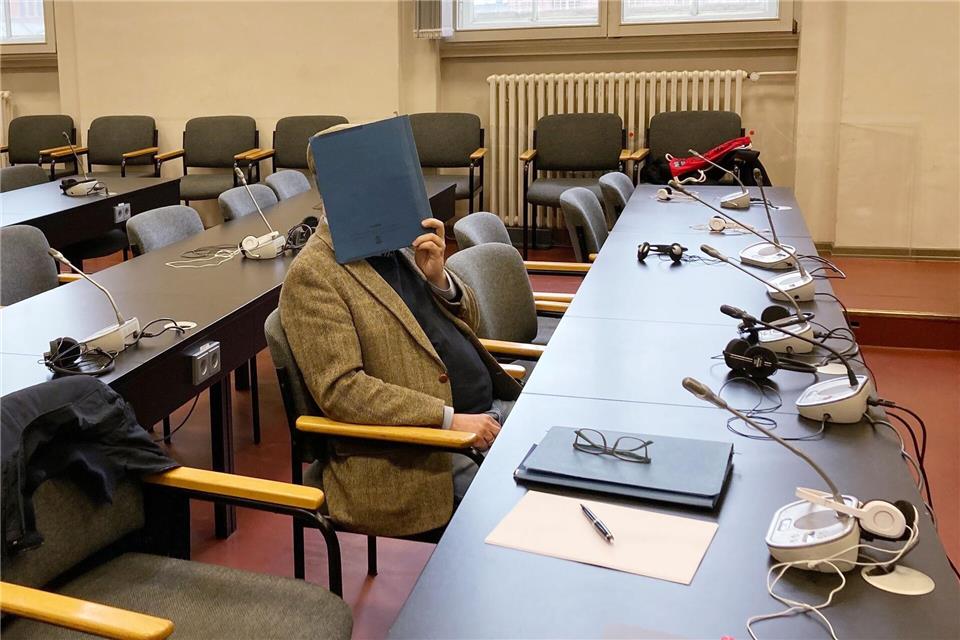 Der angeklagte Pastor verbirgt sein Gesicht und will sich vorerst nicht zu den Vorwürfen äußern.Bernhard Sprengel/dpa