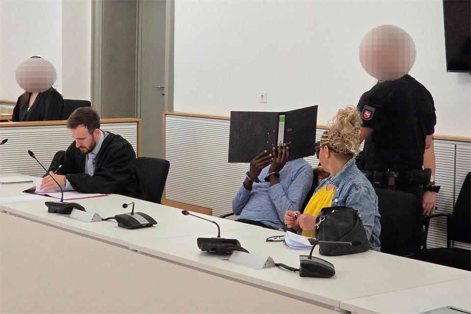 Der angeklagte Pfleger kann sich nach eigenen Angaben nicht an eine Tat erinnern. Christian Brahmann/dpa