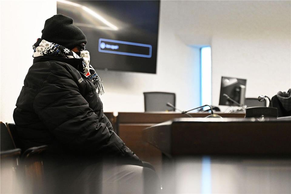 Der angeklagte Polizist will sich später zu den Vorwürfen äußern. Katharina Kausche/dpa