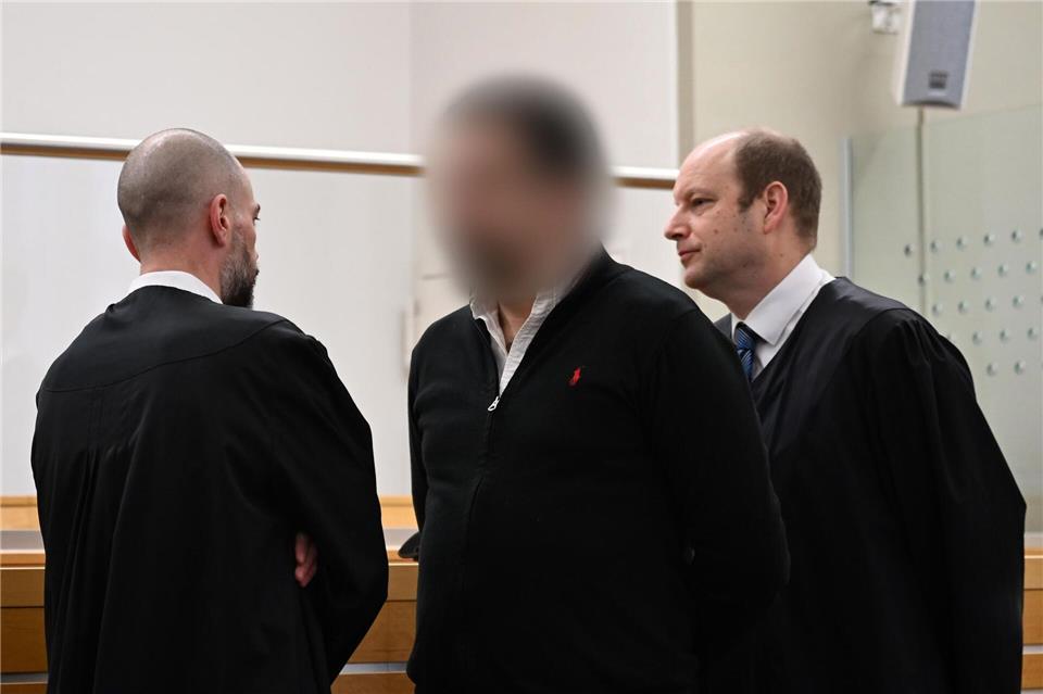 Der angeklagte Staatsanwalt aus Hannover hat gestanden, gegen Geld eine international agierende Kokain-Bande mit Informationen versorgt zu haben. Im Hintergrund sind seine zwei Verteidiger im Gespräch zu sehen.Shireen Broszies/dpa