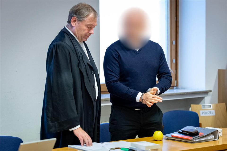 Der angeklagte ehemalige Bankangestellte, hier neben seinem Anwalt, räumte die ihm vorgeworfenen Betrugstaten vor Gericht weitgehend ein. Daniel Karmann/dpa