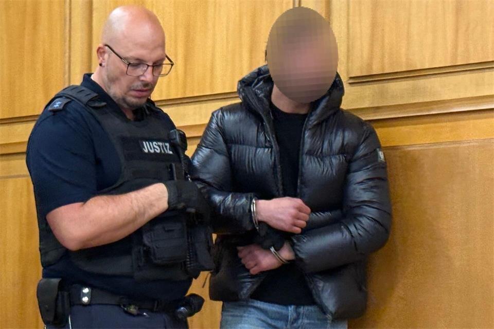 Der angeklagte mutmaßliche Bankräuber wollte laut Staatsanwaltschaft mit der Beute seinen aufwendigen Lebensstil finanzieren.Martin Oversohl/dpa