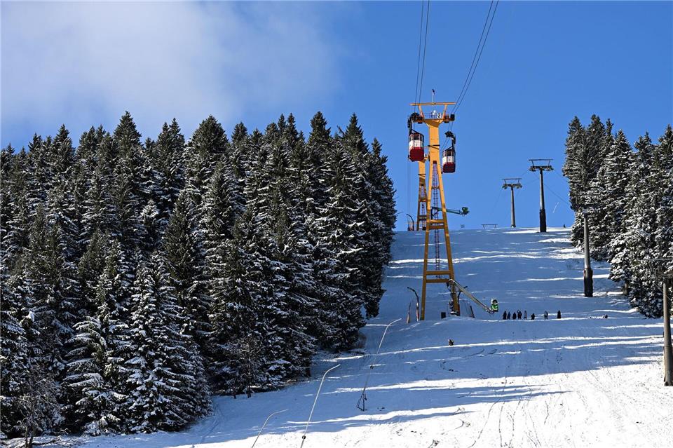 Der angekündigte Winter-Saisonstart in Oberwiesenthal an diesem Wochenende fällt aus. (Archivbild)Jennifer Brückner/dpa