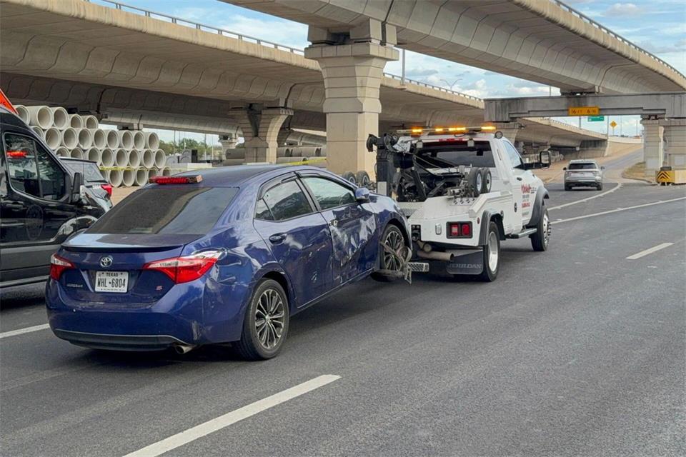 Der angeschossene Mann saß zum Zeitpunkt des Vorfalls offenbar in seinem Auto. Jesse Bedayn/AP/dpa