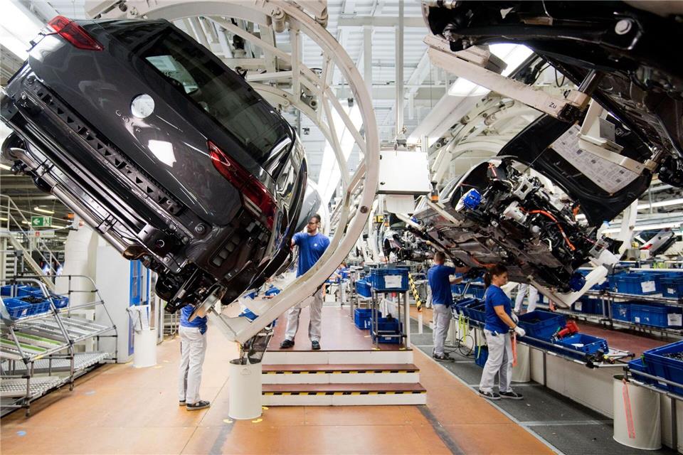 Der anhaltende Auftragsmangel trifft die Autobranche besonders hart. (Symbolbild)Julian Stratenschulte/dpa