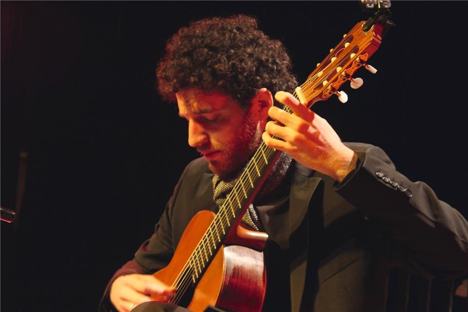Der argentinische Gitarrist Sebastián Pecznik musiziert in Preens Hoff.