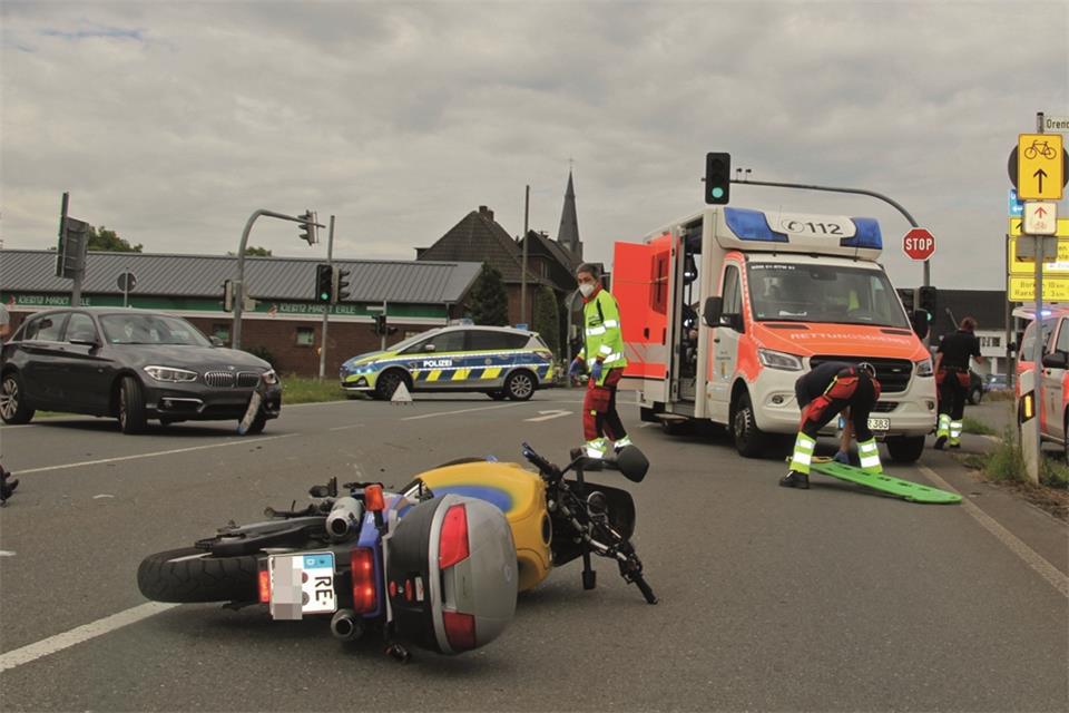 Der aus Rhade kommenden Motorradfahrer konnte nicht mehr rechtzeitig ausweichen.