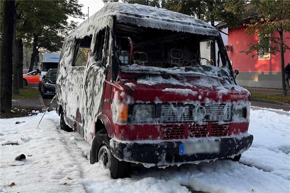 Der ausgebrannte Transporter im Münchner Stadtteil Lerchenau.Roland Freund/dpa