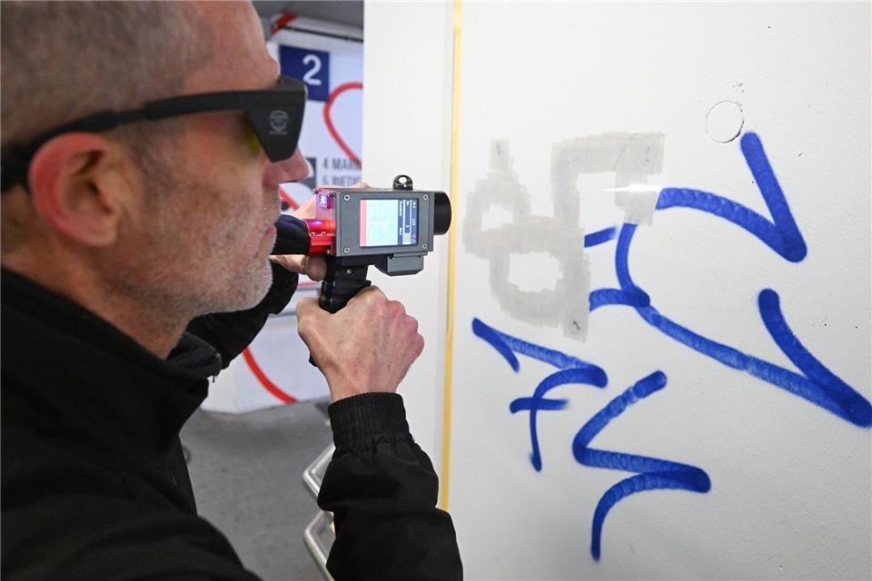 Der ausgedehnte Frühjahrsputz ist Teil eines Programms für mehr Sicherheit und Sauberkeit an Bahnhöfen, das im Januar vorgestellt wurde. Bernd Weißbrod/dpa