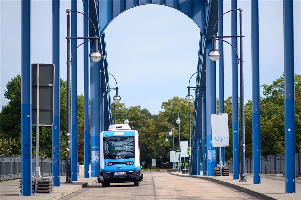 Der autonome Shuttlebus „Elbi“ sammelte in Magdeburg Erfahrungen für den künftigen Einsatz fahrerloser Fahrzeuge im Nahverkehr. (Archivbild) Klaus-Dietmar Gabbert/dpa-Zentralbild/dpa