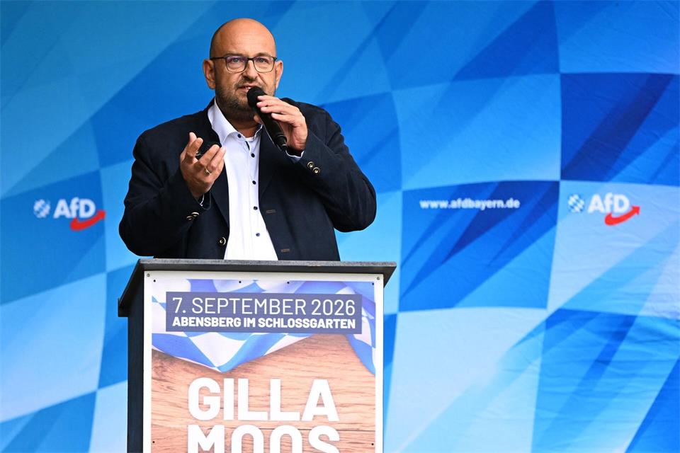 Der bayerische AfD-Landeschef fordert von den Kirchen, sich politisch nicht einzumischen.Sven Hoppe/dpa