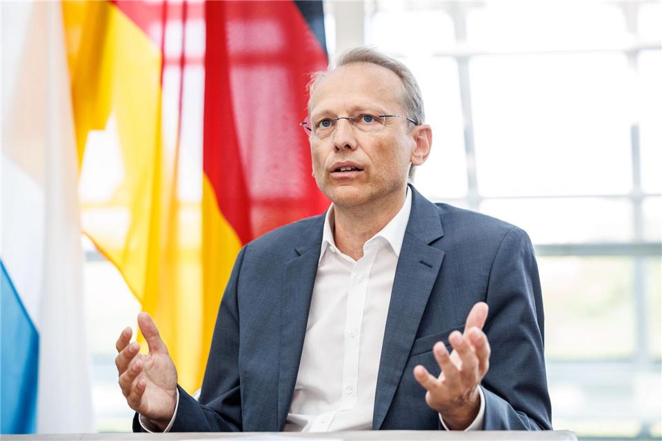 Der bayerische DGB-Chef Bernhard Stiedl sieht Milliardenverluste für Staat und Beschäftigte durch „Tarifflucht“. (Archivbild)Matthias Balk/dpa