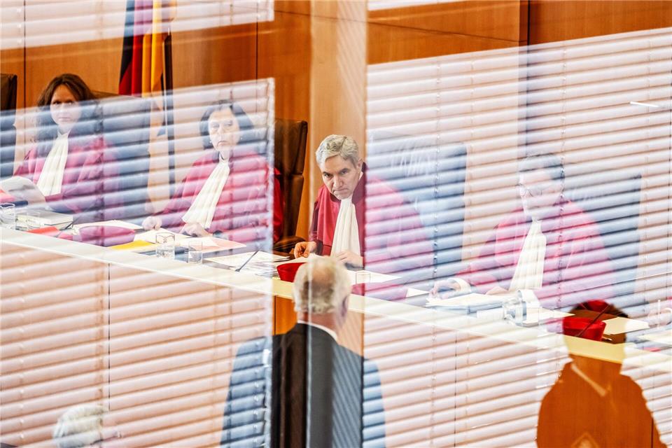 Der bayerische Innenminister Herrmann bei der Karlsruher Verhandlung Uli Deck/dpa