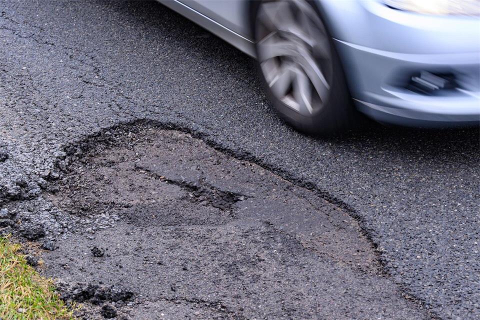 Der beanspruchte Asphalt auf der Strecke muss erneuert werden. (Symbolbild)Patrick Pleul/dpa