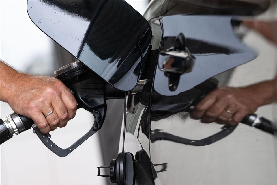 Der befristete Tankrabatt gilt seit Anfang Mai für Diesel und Superbenzin. (Symbolbild)Marijan Murat/dpa