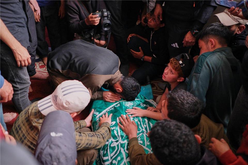 Der bei einem israelischen Militärangriff getötete Hamas-Kommandeur wurde in Gaza beigesetzt.Jehad Alshrafi/AP/dpa