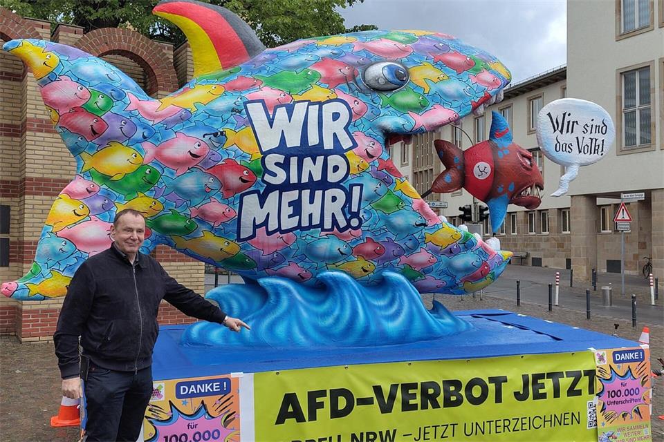 Der bekannte Düsseldorfer Wagenbauer Jacques Tilly vor seinem Fisch. Er unterstützt damit die Forderung nach einem AfD-Verbot. (Handout-Bild) Klaus Rees/NRW Appell „AfD-Verbot Jetzt!“/dpa