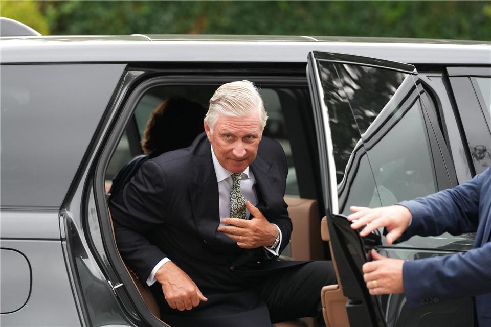 Der belgische König Philippe trifft am Krisenzentrum ein. Marius Burgelman/AP/dpa