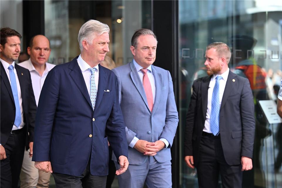 Der belgische König Philippe und Ministerpräsident Bart De Wever besuchen den Ort. Emile Windal/Belga/dpa