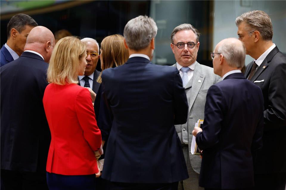 Der belgische Premierminister Bart De Wever forderte beim Gipfel Sicherheiten und gab letztlich auch sein OK.Geert Vanden Wijngaert/AP/dpa