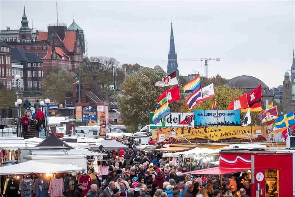 Der berühmte Hamburger Fischmarkt öffnet jeden Sonntag um 5.00 Uhr morgens. Das könnte sich bald ändern. (Archivbild)Daniel Bockwoldt/dpa