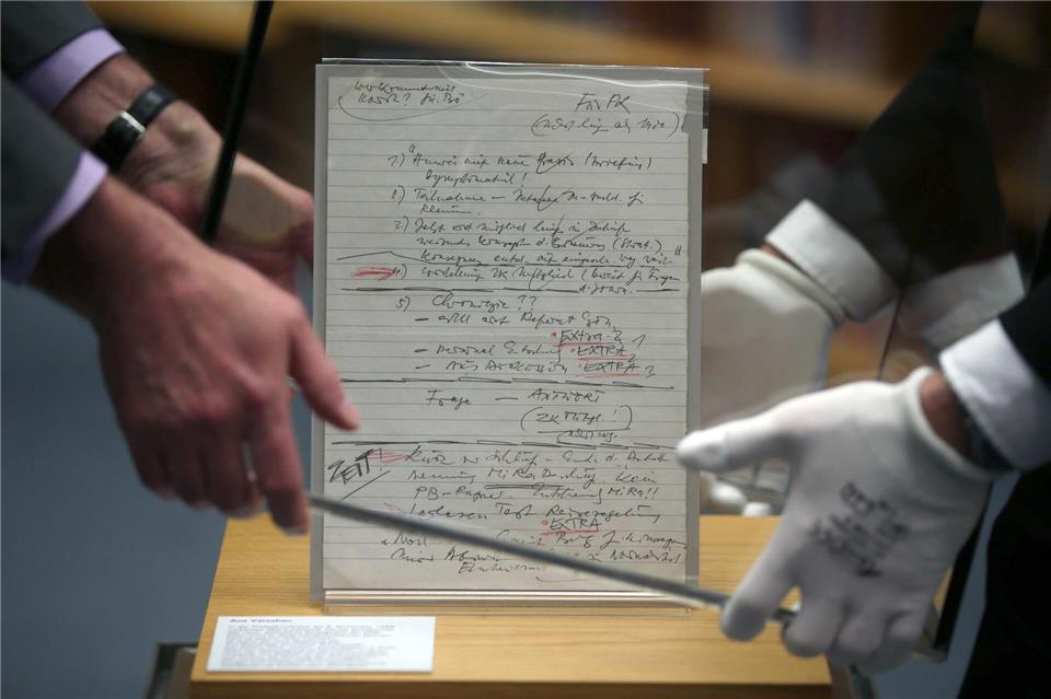 Der berühmte Schabowski-Zettelt wird im Haus der Geschichte in Bonn gezeigt. (Archivbild)Oliver Berg/dpa