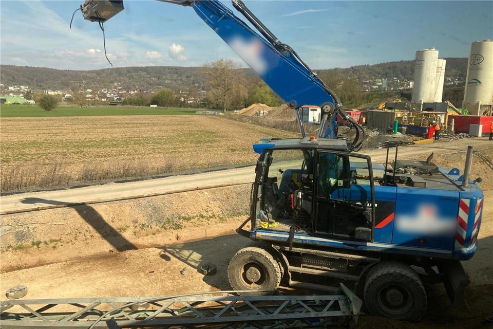 Der beschädigte Bagger steht an einer Baustelle neben den Bahngleisen.Privat/dpa