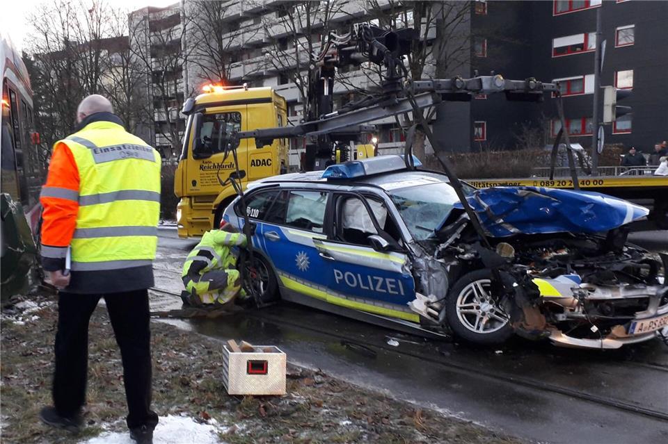 Der beschädigte Streifenwagen nach dem Zusammenstoß.  Annette Zoepf/dpa