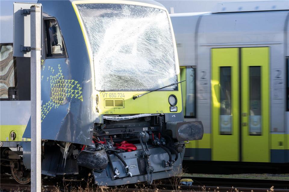 Der beschädigte Zug war am Donnerstagmorgen noch am Bayreuther Hauptbahnhof zu sehen.Pia Bayer/dpa