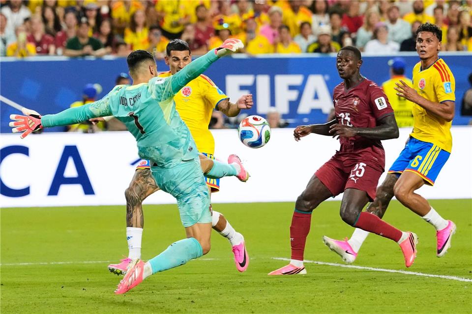 Der beste Mann des Spiels: Portugals Torwart Diogo Costa entschärft eine kolumbianische Chance.Rebecca Blackwell/AP/dpa