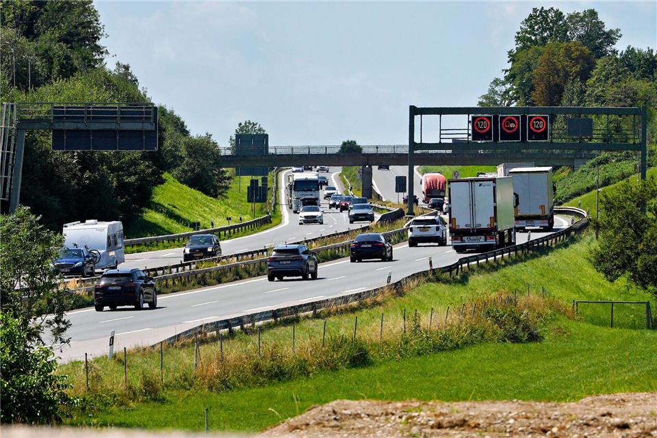 Der betroffene Abschnitt der A8 ist nur vierspurig und meist ohne Seitenstreifen.Uwe Lein/dpa