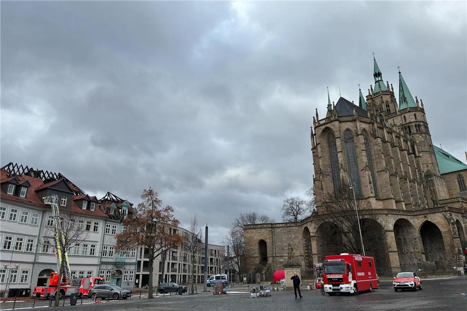Der betroffene Gebäudekomplex liegt nur wenige Meter entfernt vom Dom. Der Domplatz mit seiner imposanten Kulisse aus zwei Gotteshäusern und etlichen historischen Gebäuden rund um das Areal ist auch bei Touristen ein beliebtes Fotomotiv. Marie Frech/-/dpa