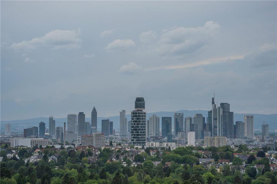 Der bewölkte Himmel bringt in den kommenden Tagen Gewitter und Regen mit sich. (Symbolbild)Andreas Arnold/dpa