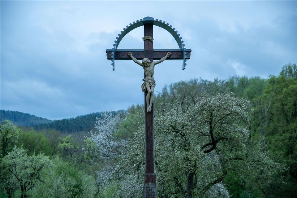 Der biblischen Überlieferung nach starb Jesus am Kreuz. (Symbolbild)Pia Bayer/dpa