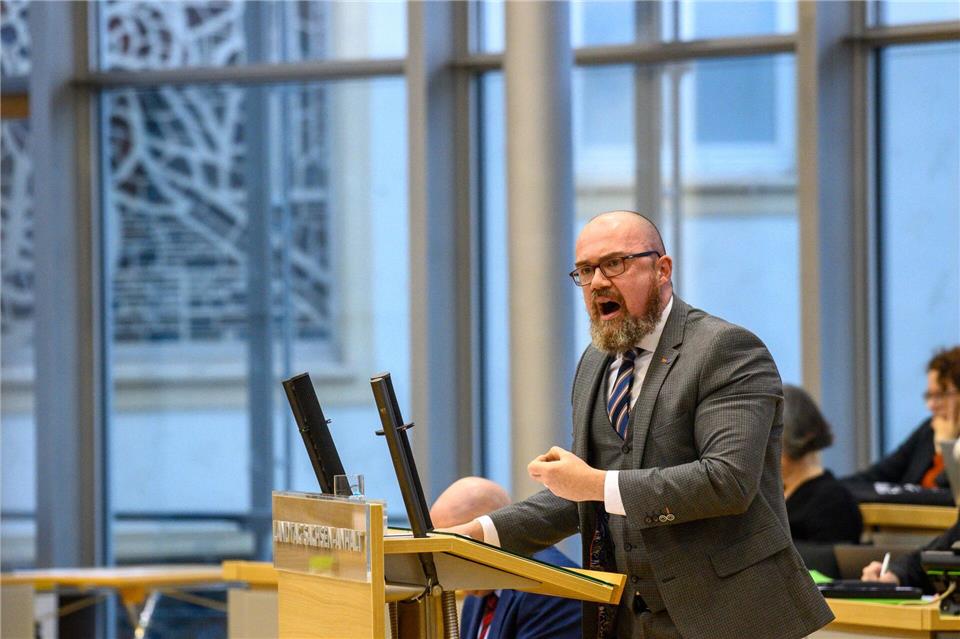 Politischer Einfluss an den Schulen? Minister hält dagegen Der bildungspolitische Sprecher der AfD-Fraktion, Hans-Thomas Tillschneider, stellte den Antrag im Landtag vor. (Archivbild)Klaus-Dietmar Gabbert/dpa