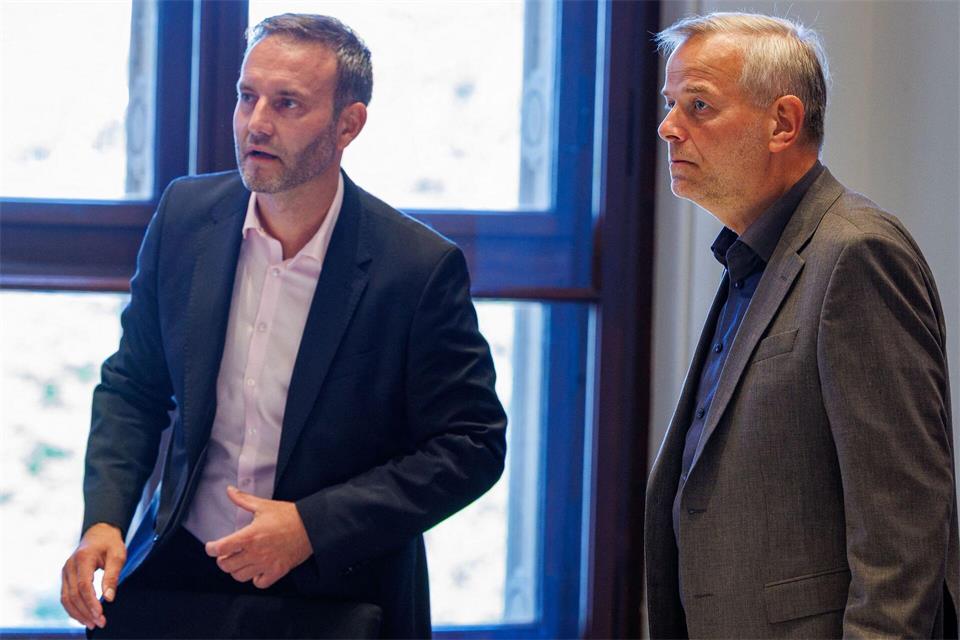 Der bisherige AfD-Fraktionsvorsitzende Schult und der unterlegene Kandidat auf den Ministerpräsidentenposten Holm bei der ersten Sitzung der Fraktion im Landtag.  Jens Büttner/dpa
