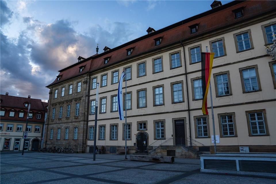 Der bisherige Amtsinhaber Andreas Starke hört auf und räumt seinen Schreibtisch im Bamberger Rathaus. (Archivbild)Nicolas Armer/dpa