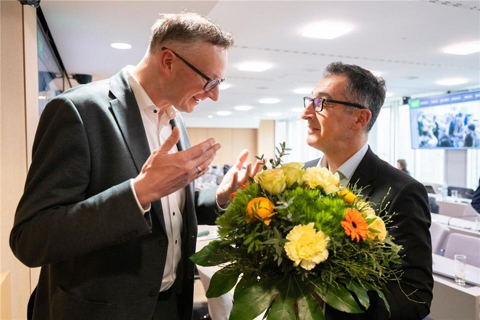 Der bisherige Fraktionschef der Grünen im Landtag, Andreas Schwarz (links), bleibt zunächst weiter Vorsitzender der Fraktion. (Archivbild)Marijan Murat/dpa
