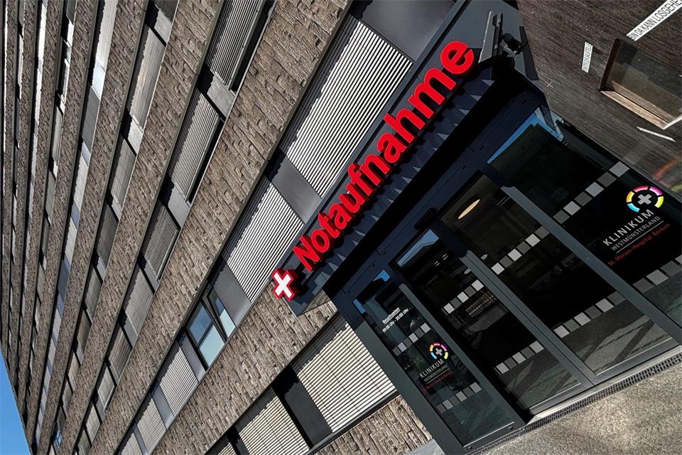 Der bisherige Haupteingang des Klinikums wird zum zentralen Zugang für die Notaufnahme.