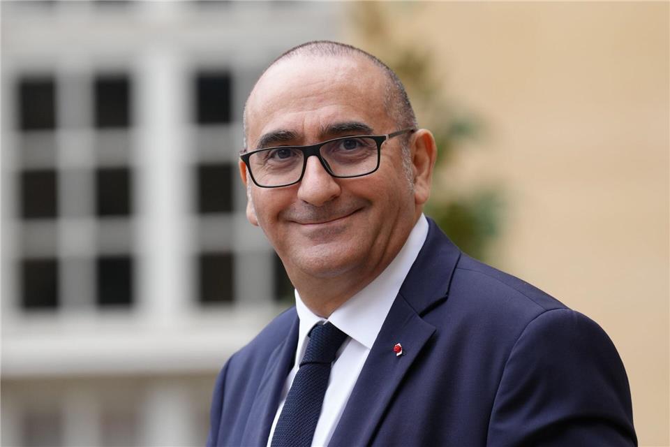 Schwerer Start für Regierung in Paris - Misstrauensanträge Der bisherige Pariser Polizeichef Nuñez wird neuer Innenminister. Aurelien Morissard/AP/dpa