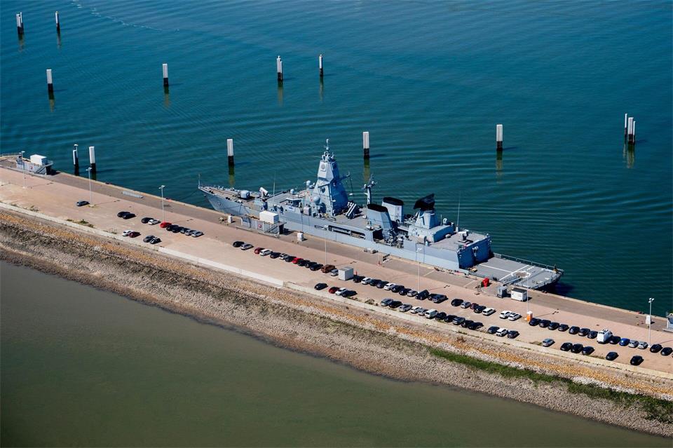 Der bislang einzige deutsche Marinehafen an der Nordsee liegt in Wilhelmshaven. (Archivbild)Hauke-Christian Dittrich/dpa