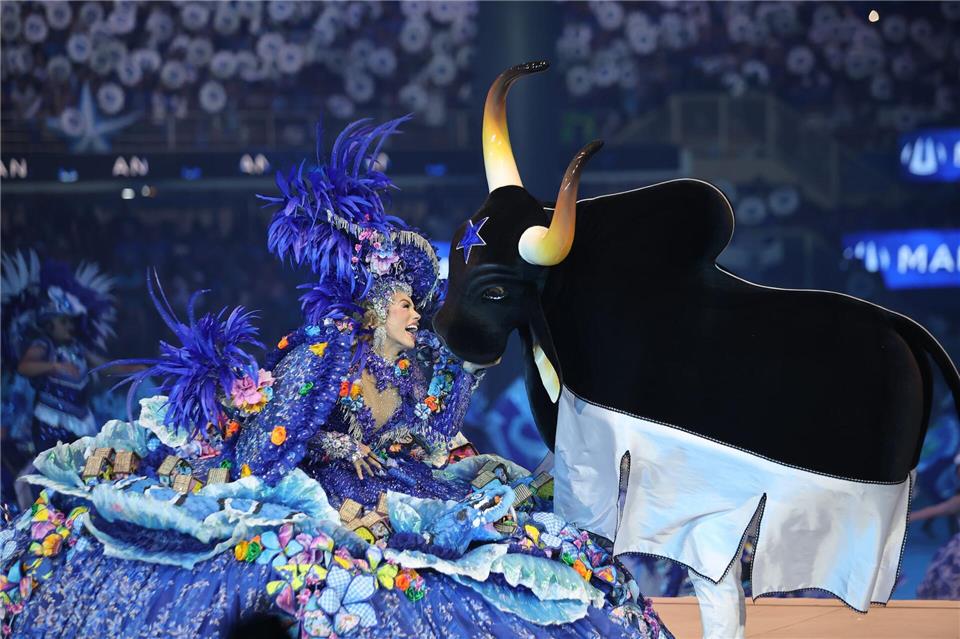 Der blaue Caprichoso tritt auf. Fotoreport-DB/dpa