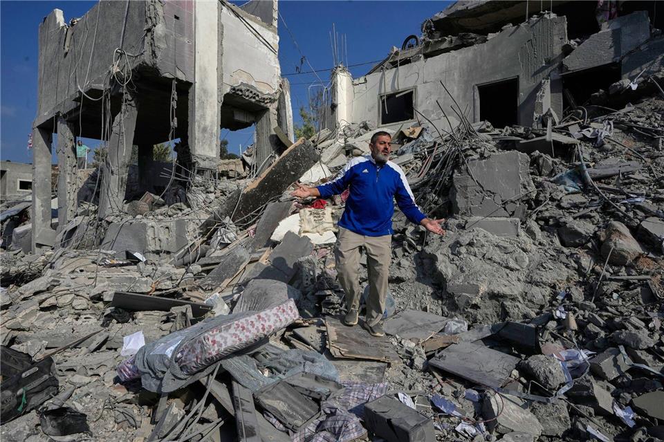 Der blutige Schlagabtausch zwischen Israel und der Hisbollah-Miliz geht weiter: Häuser in den Außenbezirken der Städte Ansar sowie Deir al-Sahrani wurden getroffen.Mohammed Zaatari/AP/dpa