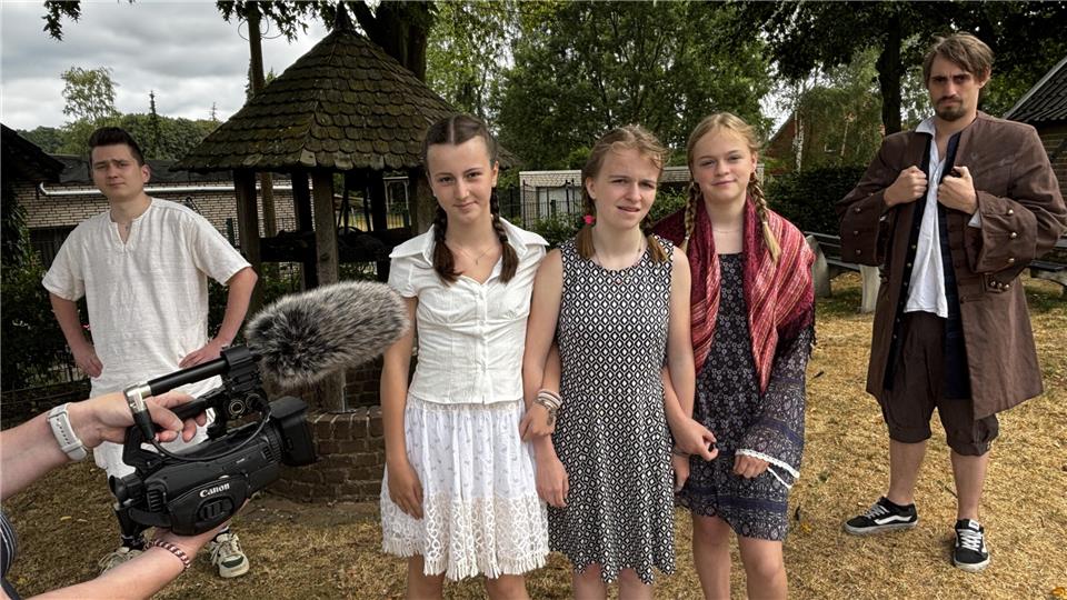 Der böse Müller, gespielt von Moritz Winters (rechts) mit seinen Kindern, dargestellt von Matthieu (von links), Paula, Ida und Jette. Ida ereilt in dem Film ein schlimmes Ende.