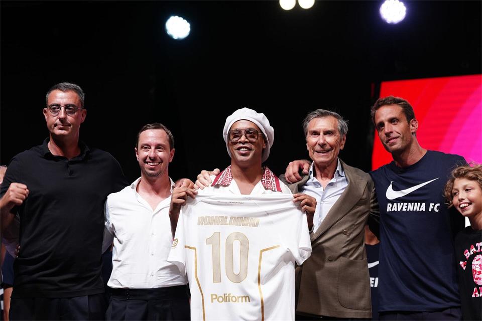 Der brasilianische Fußballstar Ronaldinho (M) posiert für ein Foto.Massimo Paolone/LaPresse/dpa