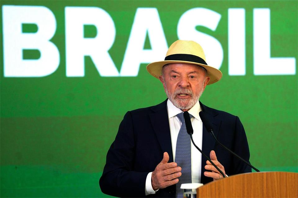 Der brasilianische Präsident Luiz Inácio Lula da Silva feiert die Entdeckung von Erdöl vor Brasiliens Nordküste. (Archivbild)Eraldo Peres/AP/dpa